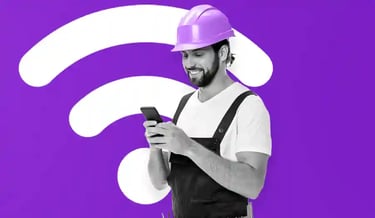 técnico externo com celular na mão