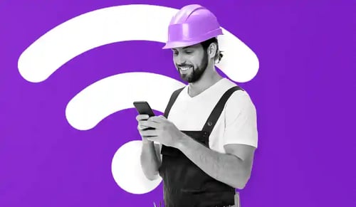 técnico externo com celular na mão